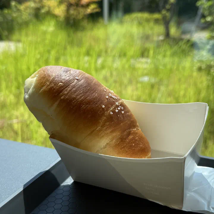 칠암사계 소금빵 하나, 굵은 소금 알갱이와 창밖 초록 정원