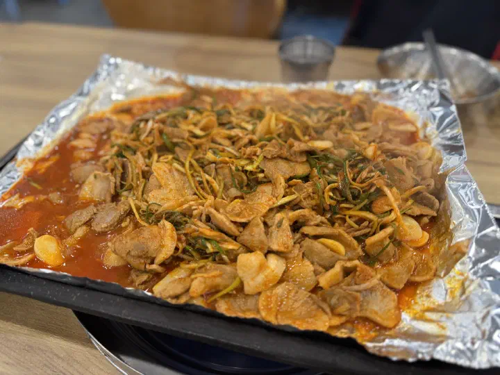 청주 봉용불고기 고기가 익은 뒤 호일에 고인 간장 국물을 빼는 단계
