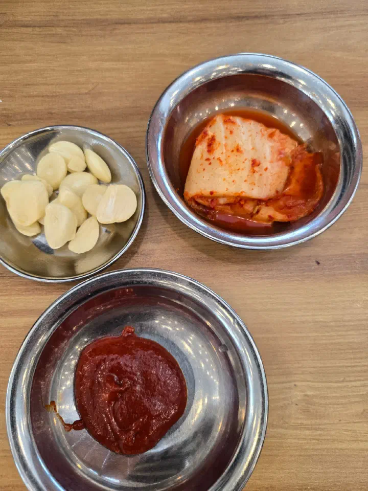 청주 봉용불고기 셀프바에서 가져온 마늘 배추김치 쌈장 종지