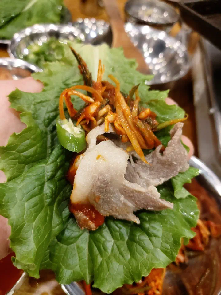 청주 봉용불고기 상추에 삼겹살과 파절이 청양고추를 올린 쌈