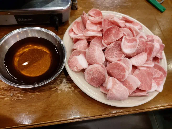 청주 봉용불고기 접시에 담아 내주는 생 대패삼겹살과 간장 소스 한 그릇