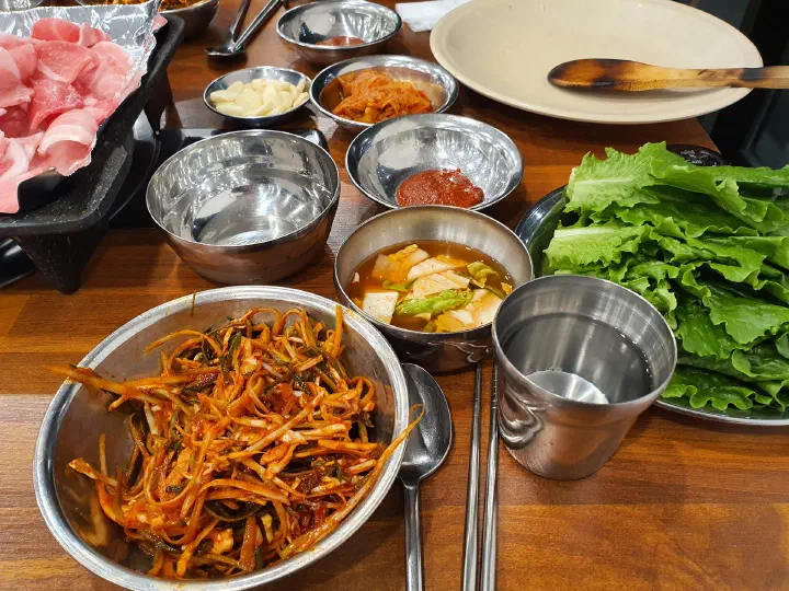 청주 봉용불고기 셀프바에서 가져온 파절이 상추 마늘 쌈장 반찬 상차림