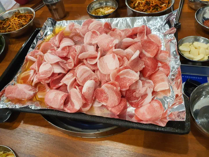 청주 봉용불고기 대패삼겹살에 간장 소스를 부어 센 불로 익히는 모습