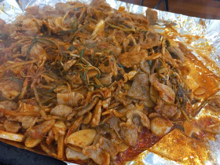 청주 봉용불고기 파절이와 삼겹살이 어우러진 완성된 파불고기 클로즈업