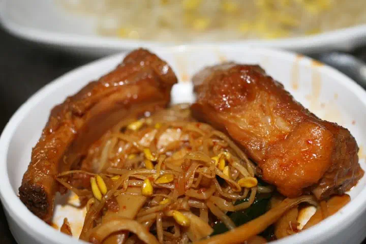 앞접시에 덜어 놓은 두꺼비식당 등갈비와 매콤한 콩나물