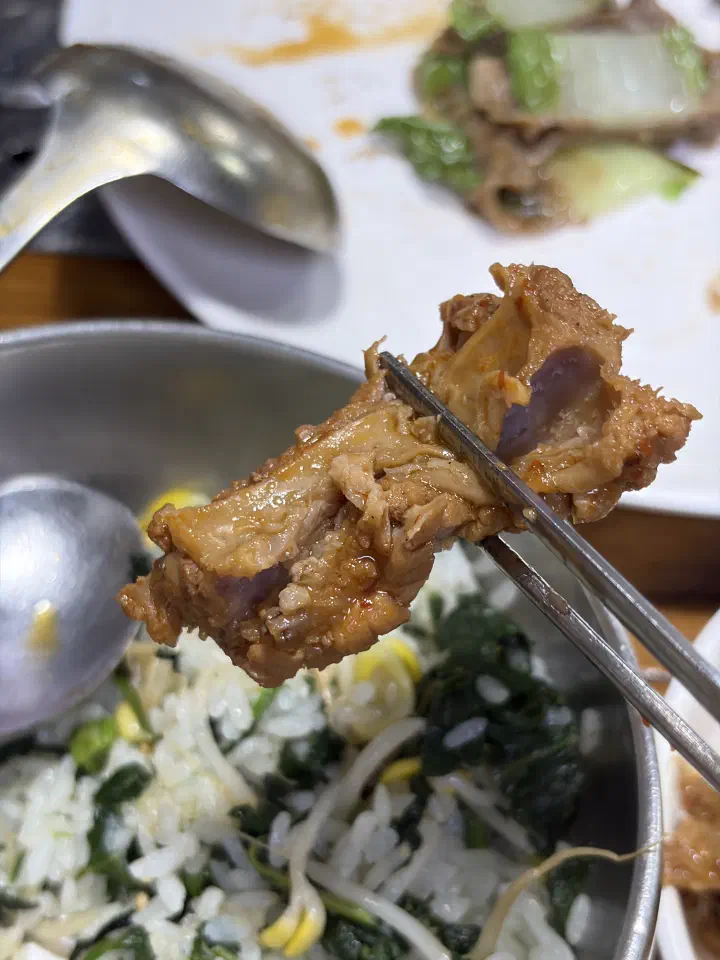 젓가락으로 집어 든 두꺼비식당 등갈비 살점 클로즈업