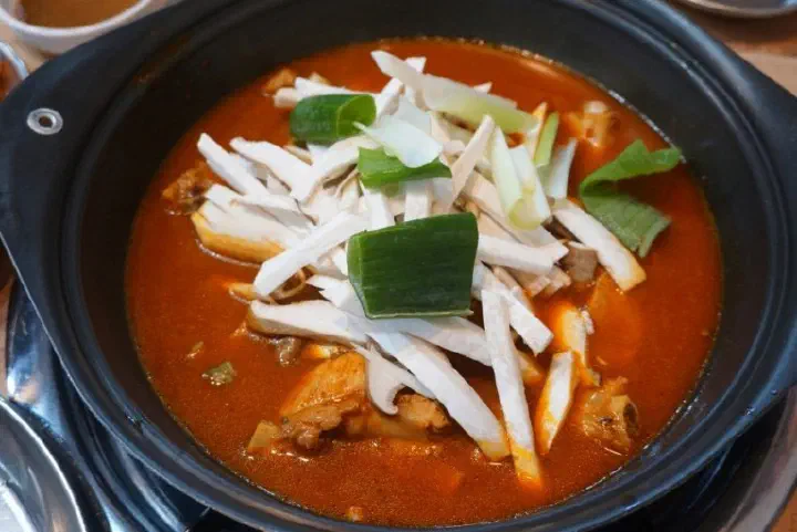 끓이기 전 무쇠 냄비에 담겨 나온 두꺼비식당 양푼갈비 2인분