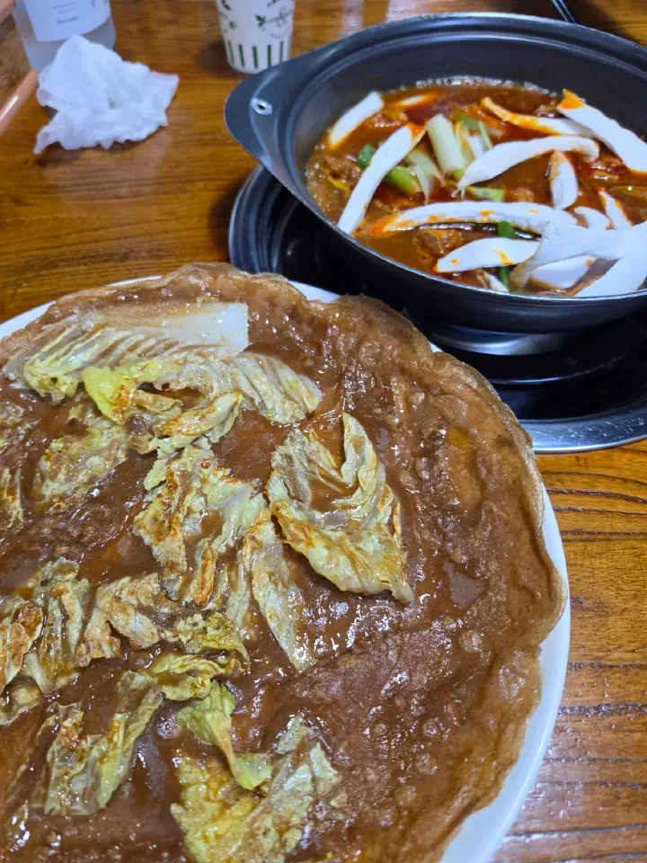 얇게 부친 메밀 배추전과 함께 나온 두꺼비식당 양푼갈비 냄비