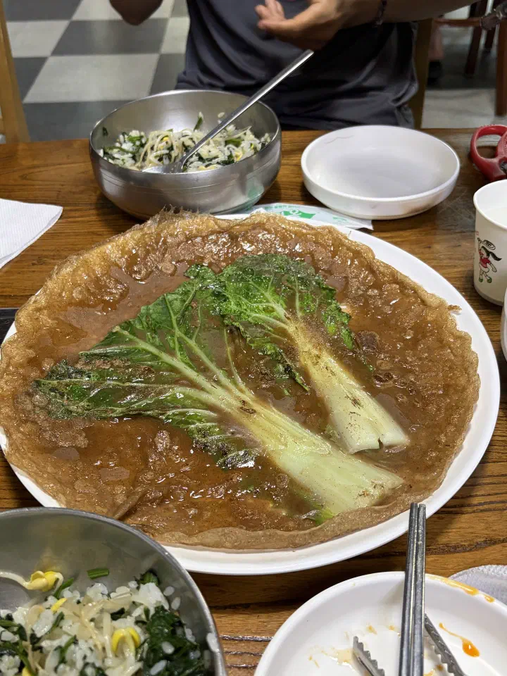 두꺼비식당에서 서비스로 나오는 배추를 통째로 넣고 부친 메밀 배추전 한 판