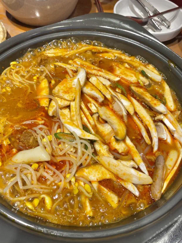 콩나물과 당면 사리를 넣고 끓인 두꺼비식당 양푼갈비