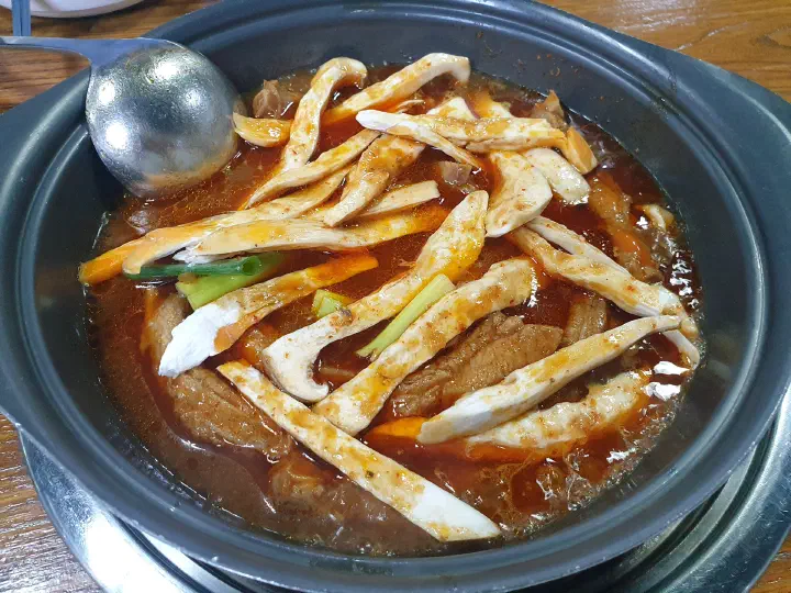 새송이버섯과 대파를 올려 끓인 두꺼비식당 양푼갈비 국물
