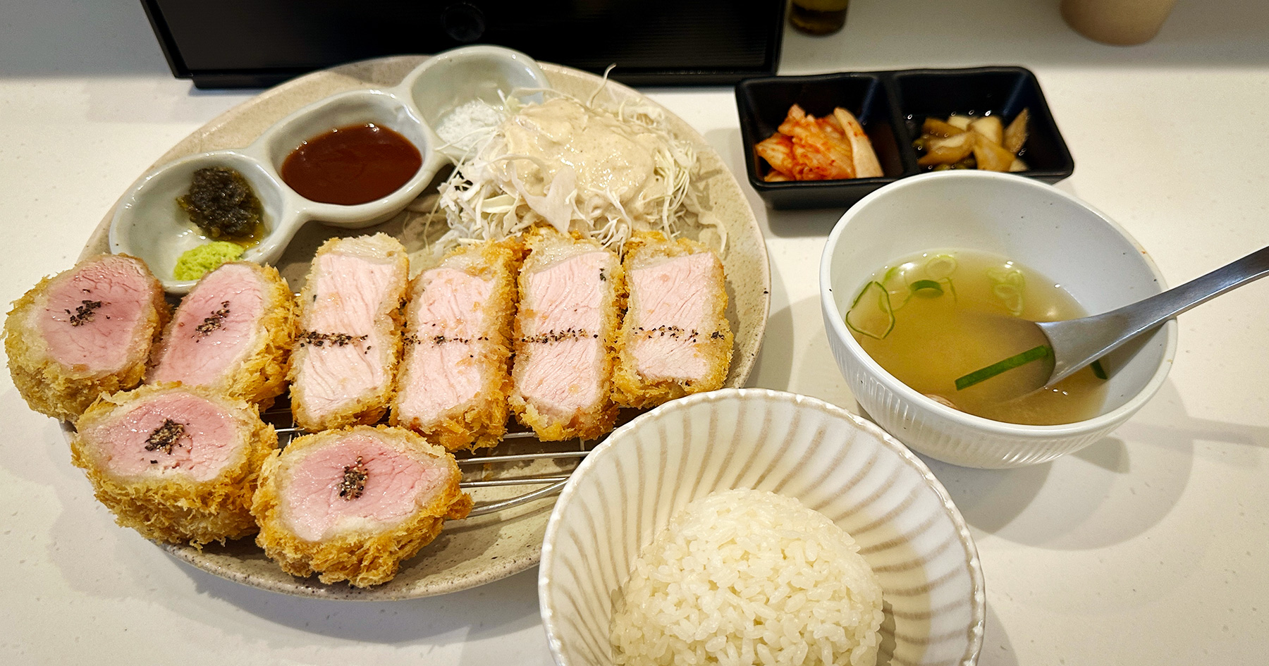 심지의 대표 메뉴 모듬 카츠 한 상