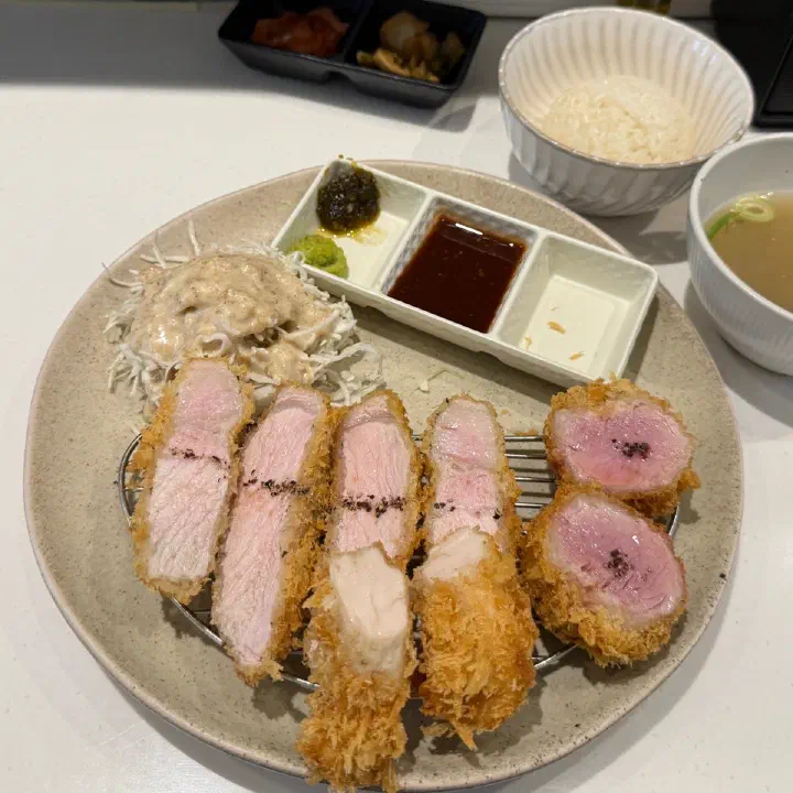 심지에서 두께가 두툼한 돈카츠 세 종류를 한입 크기로 썰어 철제 받침 위에 담아낸 모습