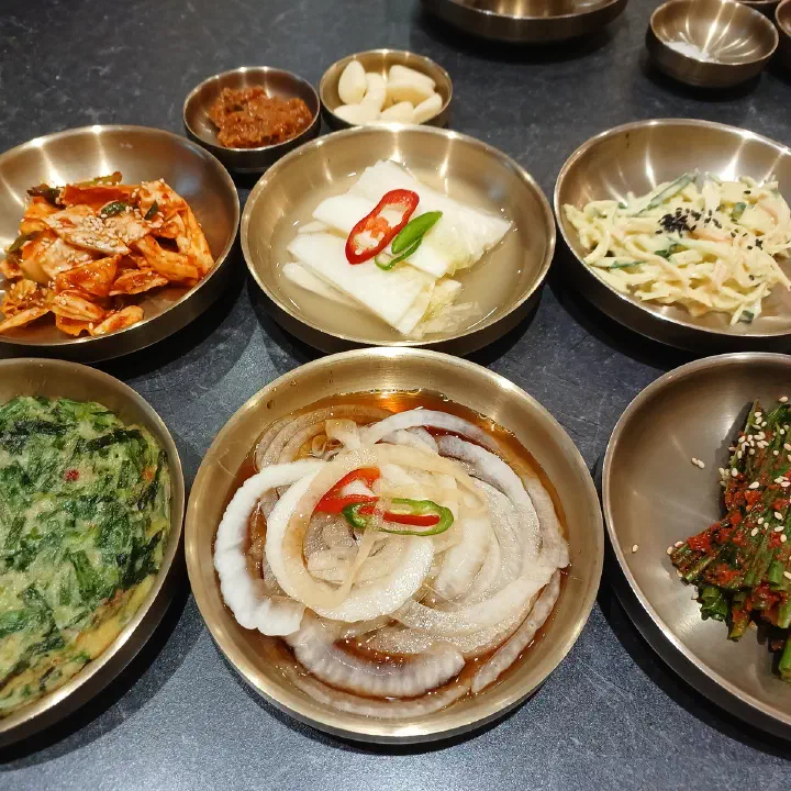 연화37 기본 반찬, 가까이서 본 놋그릇 백김치와 붉은 양념 무침