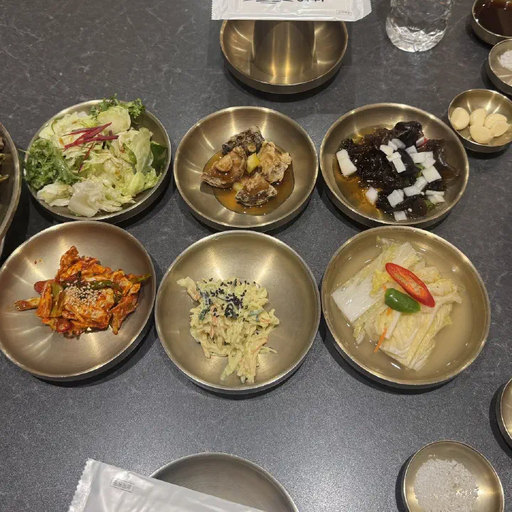 연화37 기본 반찬, 놋그릇 여섯 개에 담긴 백김치와 양배추 무침