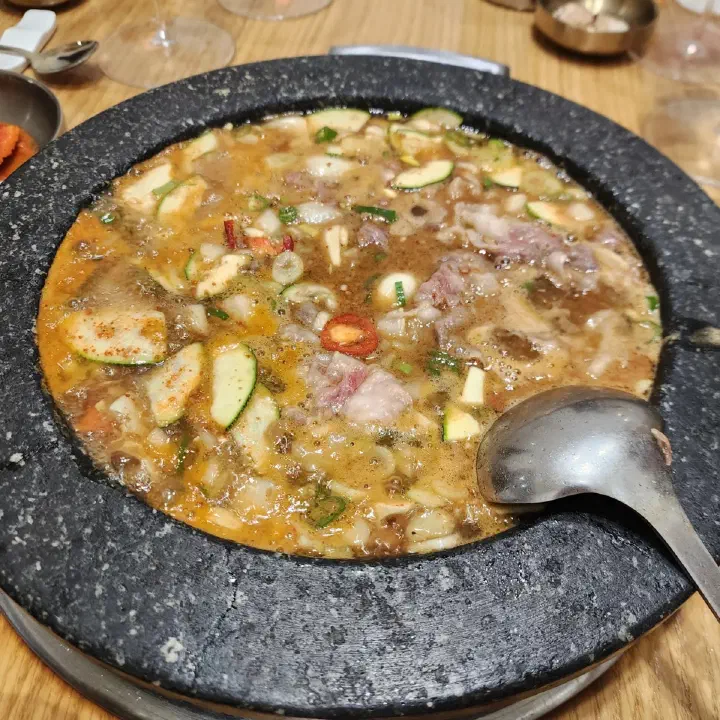 연화37 된장찌개, 넓은 돌솥에 담긴 애호박과 얇은 소고기 건더기