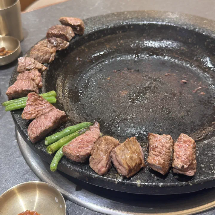 연화37 돌판 한우 구이, 빈 돌판 가장자리에 줄지어 놓은 깍둑썬 고기