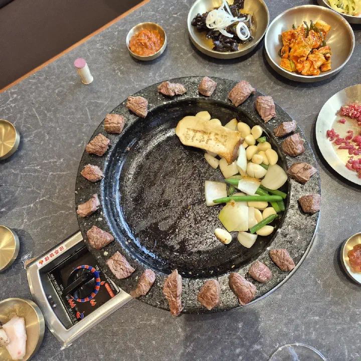 연화37 돌판 한우 구이, 테두리에 둘러 놓은 고기와 가운데 구운 채소