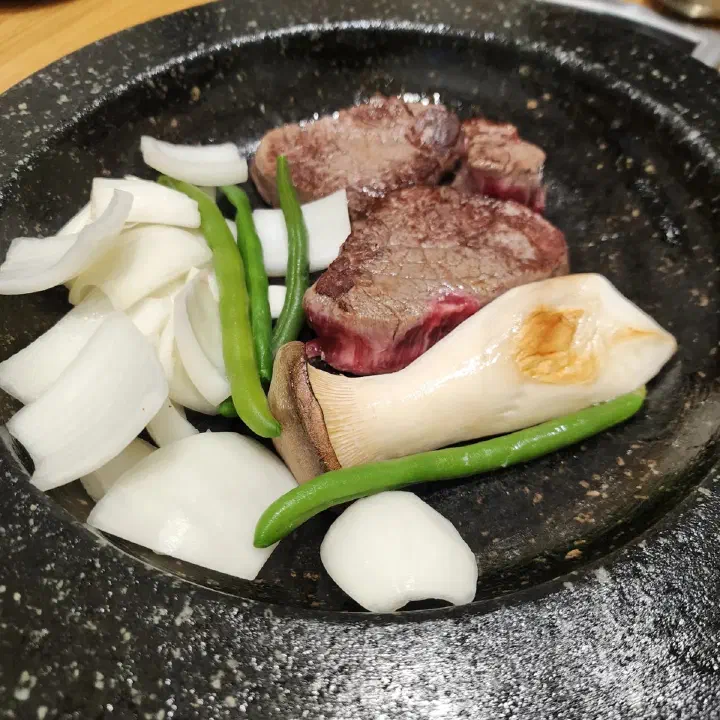 연화37 돌판 한우 구이, 익어 가는 두툼한 세 덩이와 수북한 양파