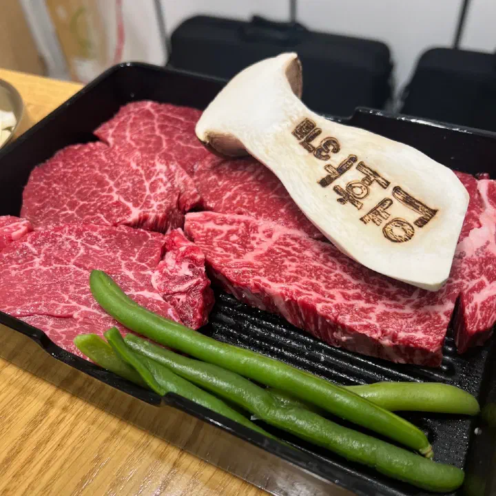 연화37 한우 생고기, 검은 쟁반에 도톰하게 썰어 담은 여러 덩이