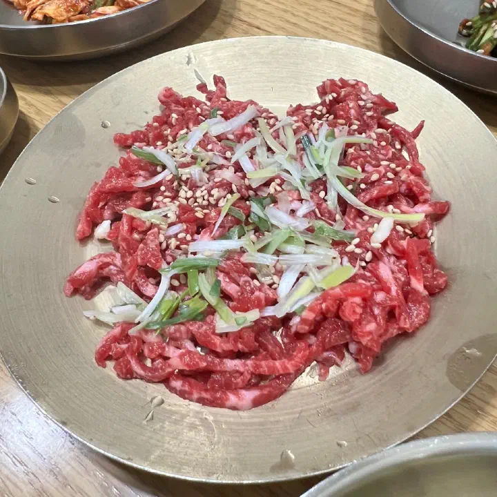 연화37 육회, 반찬 그릇 사이에 놓인 파채와 통깨 고명