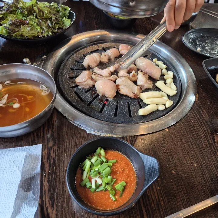 아리조나막창 생막창, 떡·통마늘과 굽기 시작한 연분홍빛 막창