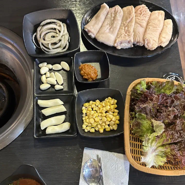 아리조나막창 굽기 전 생막창, 떡·마늘·옥수수 기본 상차림