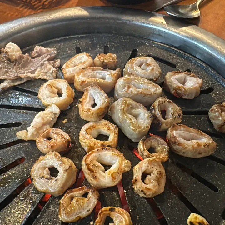 아리조나막창 생막창, 숯불 위 둥글게 썬 막창 조각들