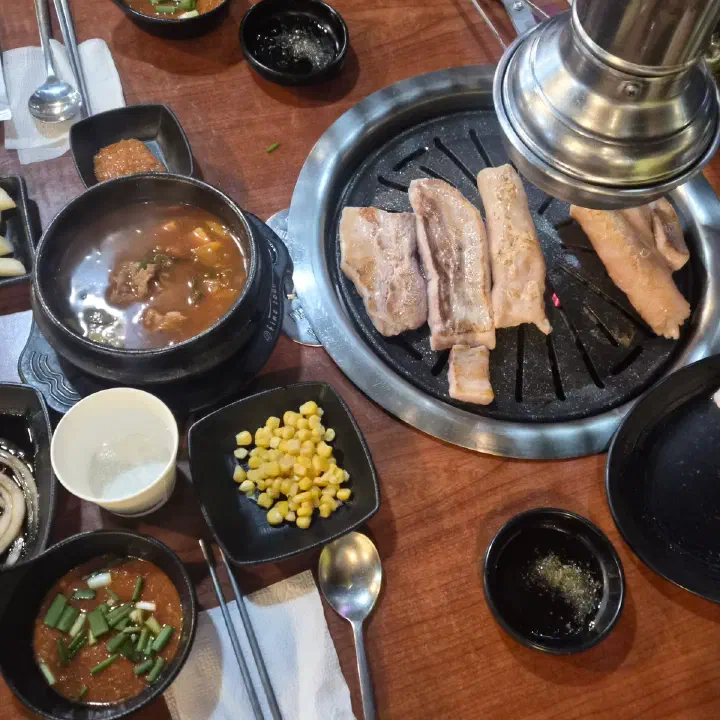 아리조나막창 생삼겹살과 생막창 불판, 우삼겹된장찌개 곁들인 상차림
