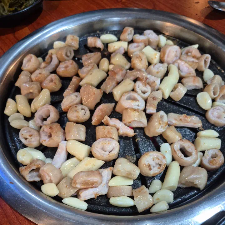 아리조나막창 생막창, 떡·통마늘과 함께 굽는 둥근 불판