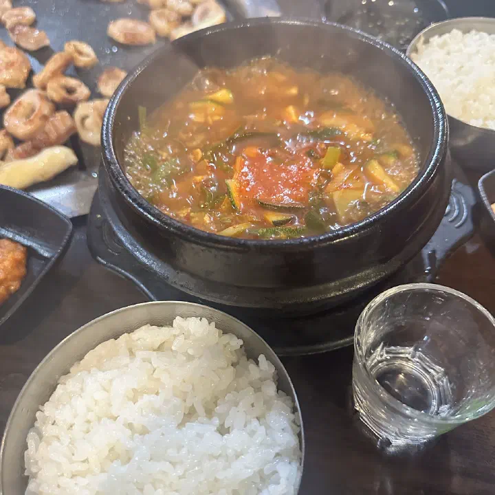 아리조나막창 우삼겹된장찌개, 뚝배기에서 끓는 찌개와 공기밥