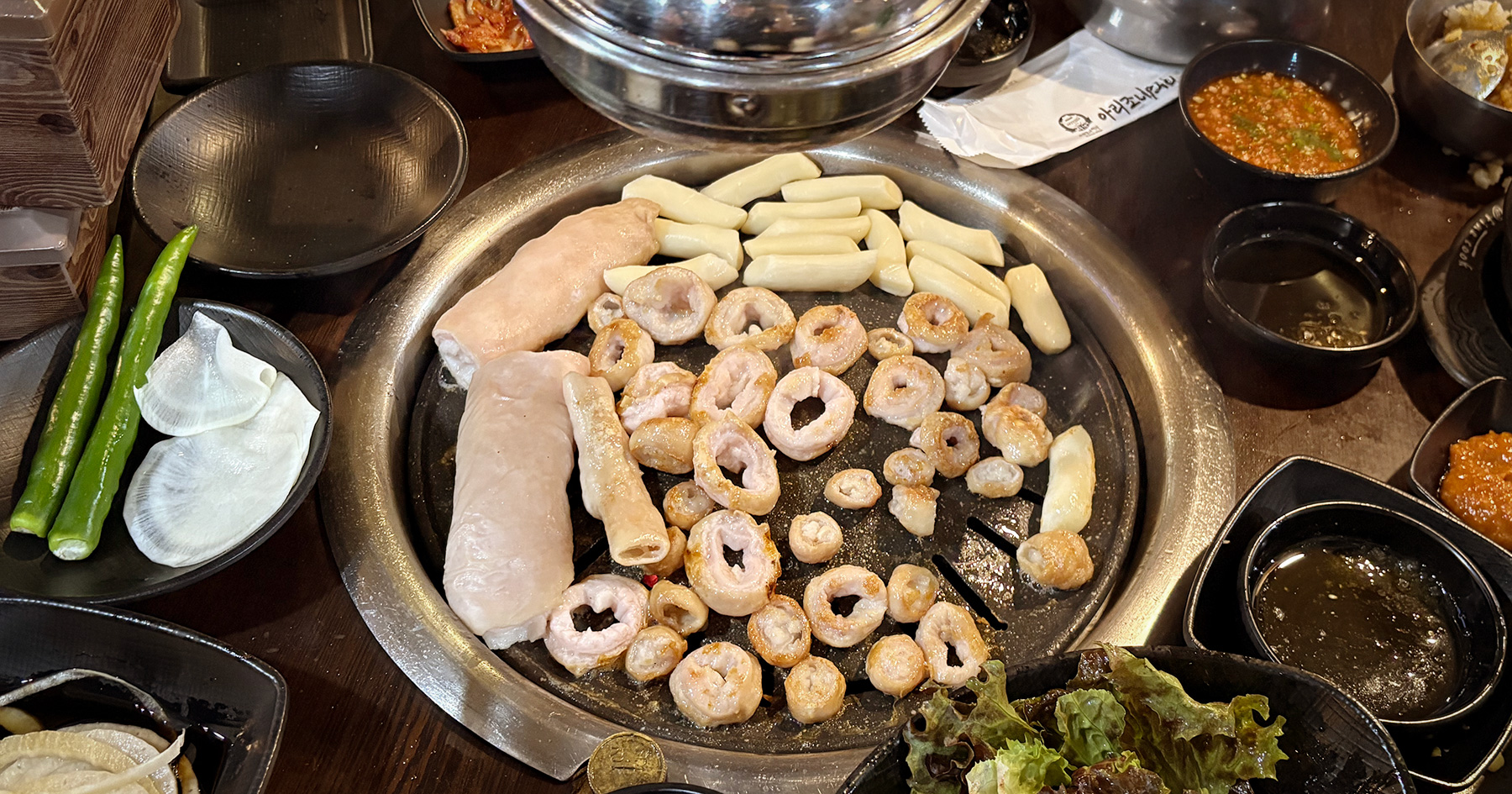 아리조나막창 생막창 상차림, 원형 불판 위 막창과 떡
