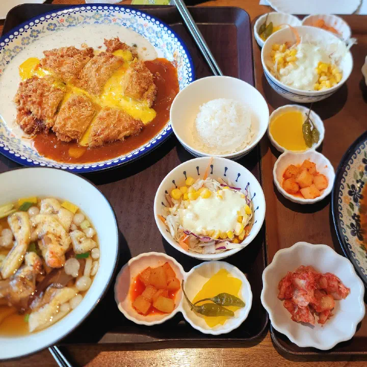 별달돈까스 단호박치즈돈까스, 우동과 반찬이 놓인 쟁반 한 상