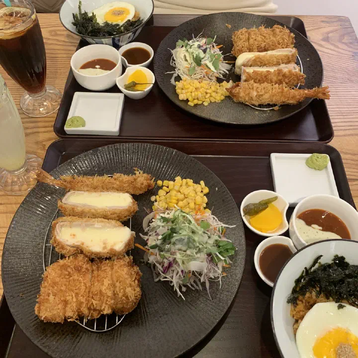 별달돈까스 모듬 세트 두 상, 왕새우튀김과 통치즈돈까스