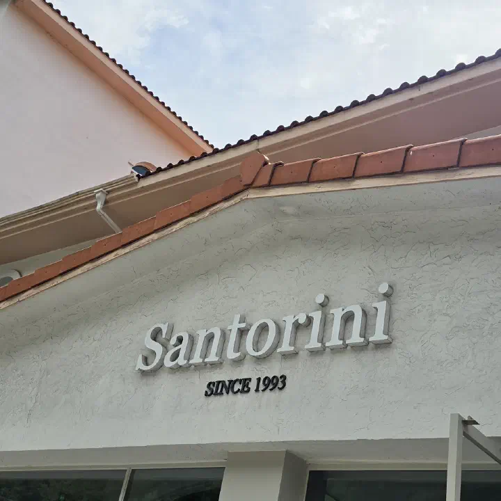산토리니 외벽의 Santorini SINCE 1993 입체 글자 간판