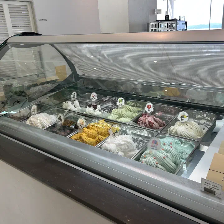 산토리니 카운터의 수제 젤라또 진열장, 통마다 담긴 색색의 젤라또