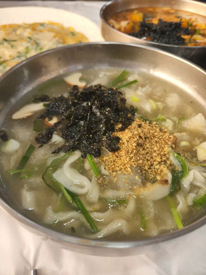 감자바우 2인 조합인 감자옹심이와 장칼국수, 감자전 한 상