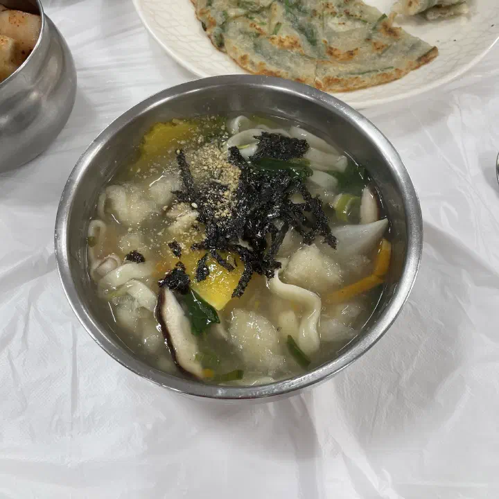 김가루와 깨를 올린 감자바우 대표 메뉴 감자옹심이