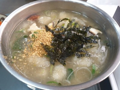 주문 후 10분 안팎으로 나오는 감자바우 감자옹심이 한 그릇
