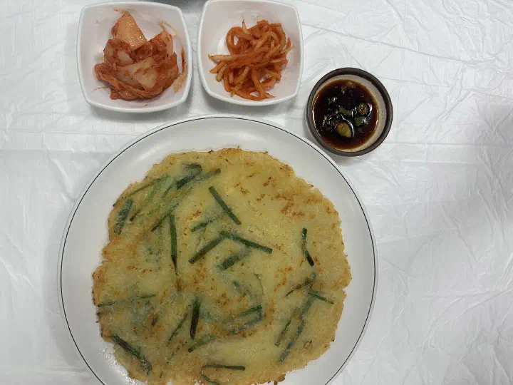 감자바우 감자전과 셀프코너에서 덜어 온 배추김치, 무생채, 간장