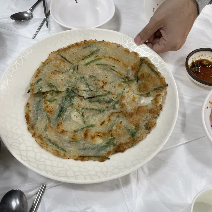 간장을 곁들여 낸 감자바우 감자전 한 접시