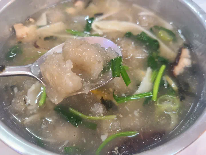 숟가락으로 건져 올린 감자바우의 손으로 빚은 감자옹심이 클로즈업