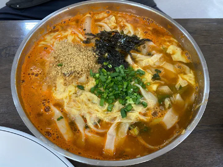 직접 뽑아 굵기가 일정하지 않은 감자바우 장칼국수 넓적한 면