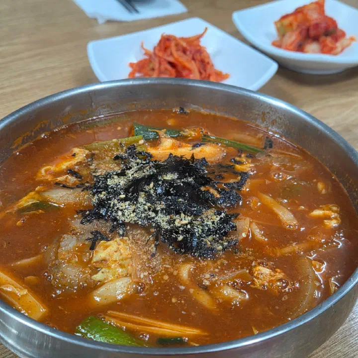 감자바우 장칼국수와 함께 나오는 반찬 무생채와 배추김치
