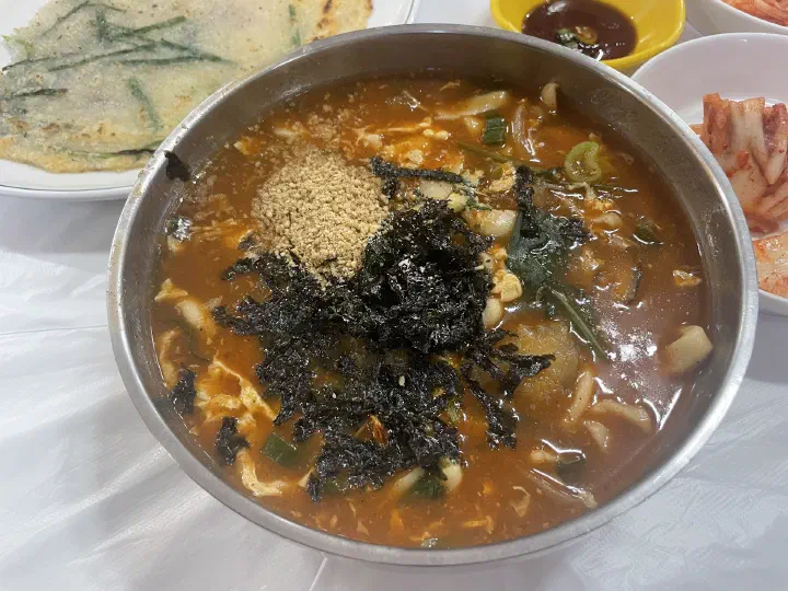 감자옹심이 몇 알이 함께 들어 있는 감자바우 장칼국수