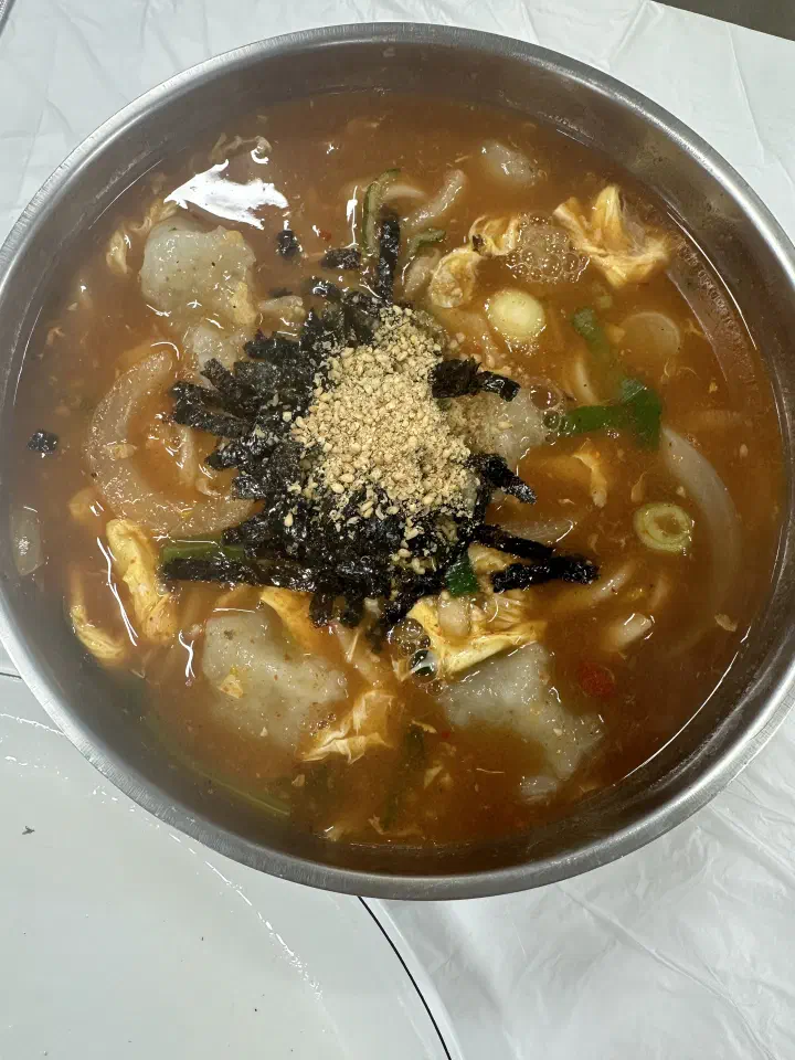 칼칼한 붉은 국물에 옹심이가 넉넉히 들어간 감자바우 짬뽕옹심이