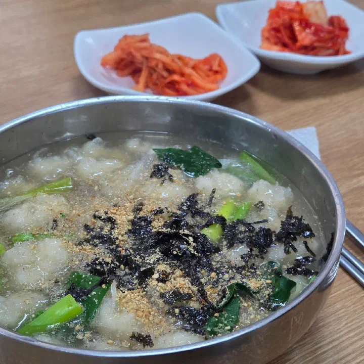 칼국수 면 없이 옹심이만 들어간 감자바우 순옹심이와 김치, 무생채