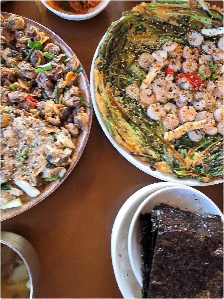 꼬막무침비빔밥과 해물파전, 싸 먹을 김이 함께 차려진 향화정 한상