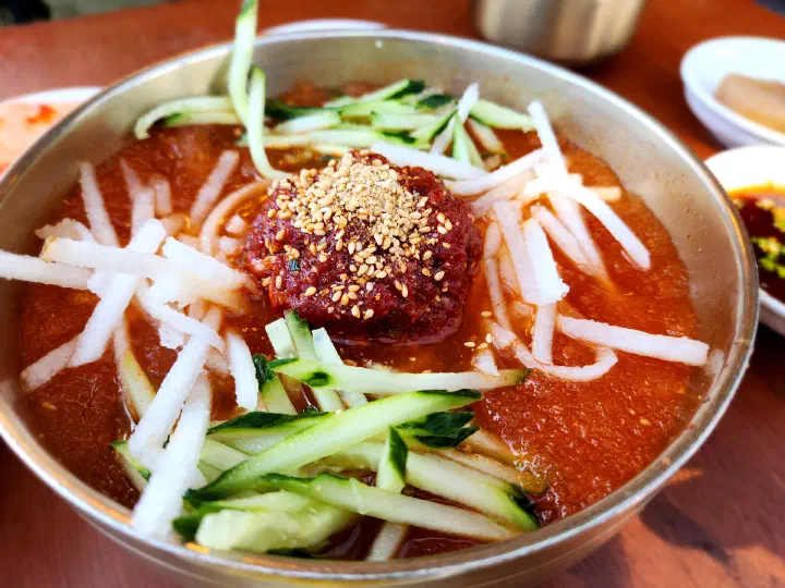 살얼음 육수에 육회와 무채, 오이채가 올라간 향화정 경주육회물회