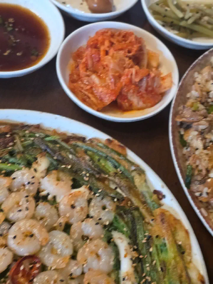 향화정 해물파전과 초간장, 김치 등 밑반찬이 함께 놓인 상차림